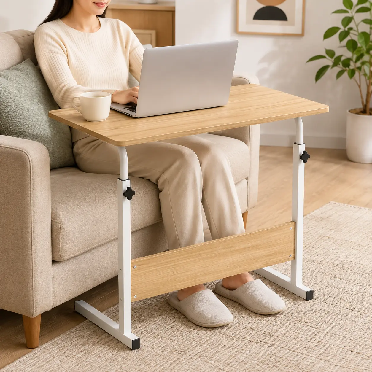 Žena radi na laptopu za Altura stolom dok sedi na kauču